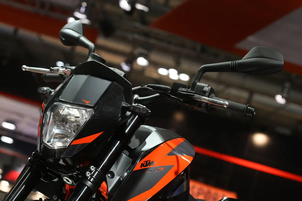 EICMA 2015: KTM 690 Duke R USTIGALACRAPOVIC (5)