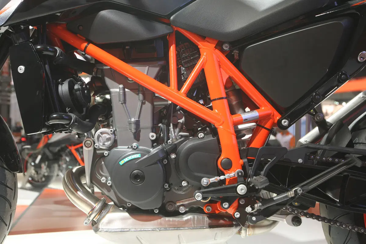 EICMA 2015: KTM 690 Duke R USTIGALACRAPOVIC (6)