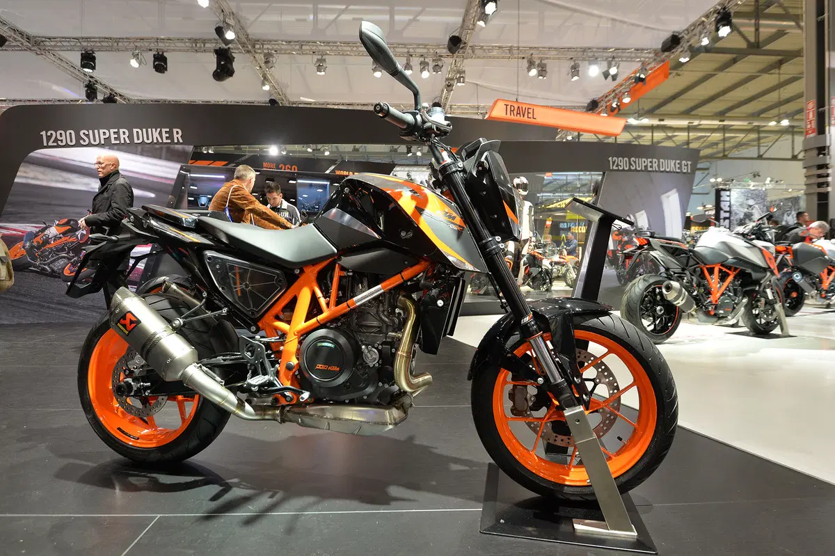 EICMA 2015: KTM 690 Duke R USTIGALACRAPOVIC (2)