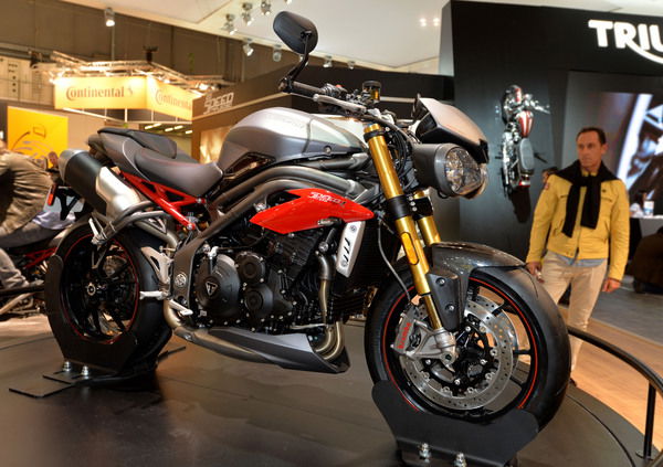 EICMA 2015: il video delle nuove Triumph Speed Triple 1050 S e R