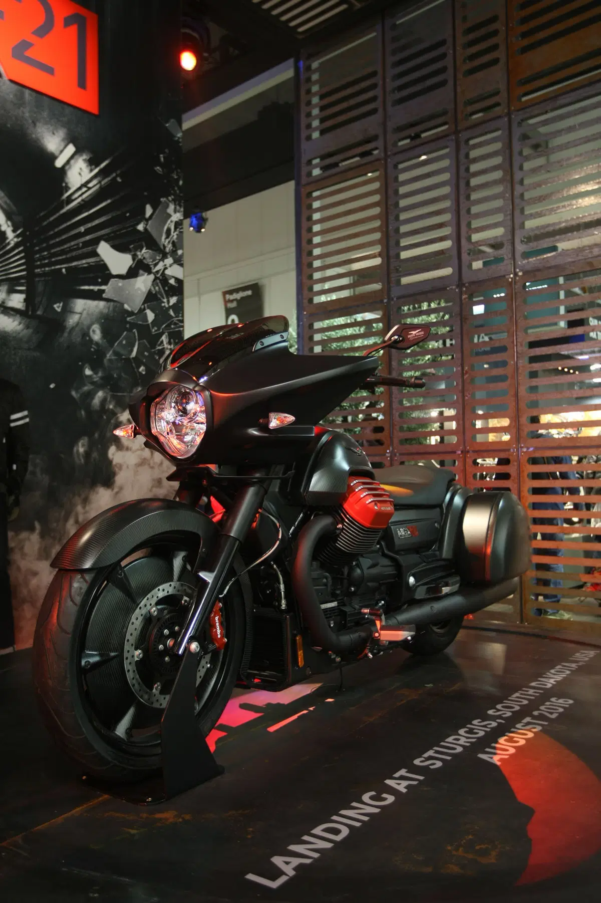 EICMA 2015: Moto Guzzi MGX21 Flying Fortress (2)