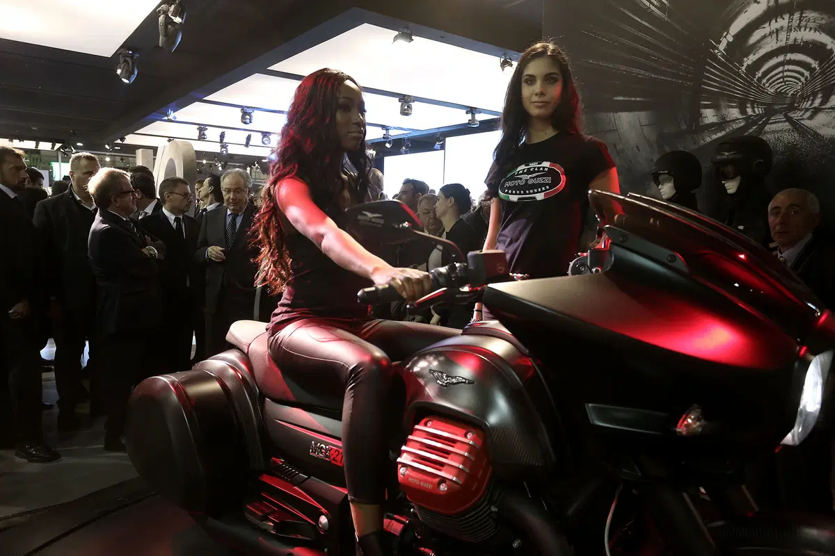 EICMA 2015: Moto Guzzi MGX21 Flying Fortress