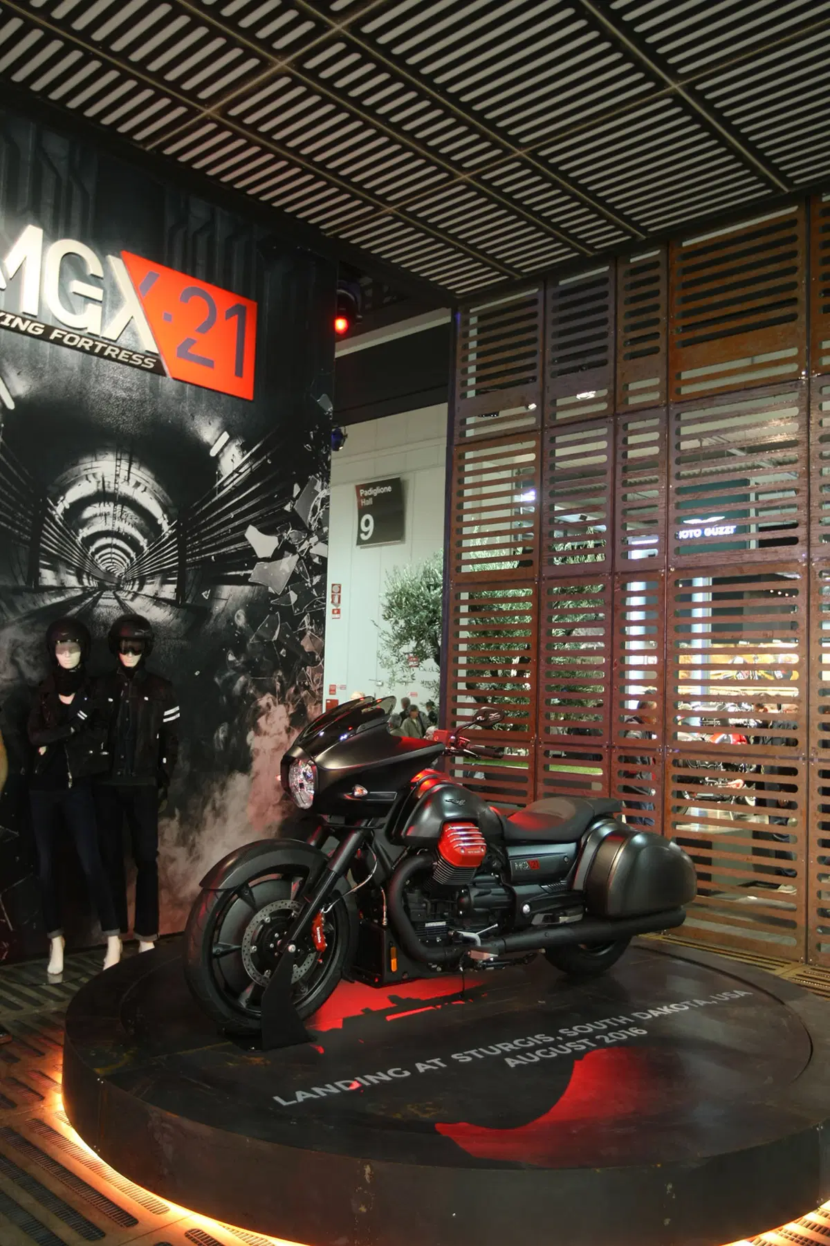 EICMA 2015: Moto Guzzi MGX21 Flying Fortress (5)