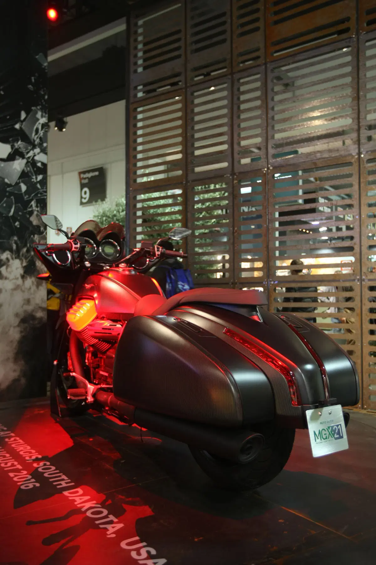 EICMA 2015: Moto Guzzi MGX21 Flying Fortress (6)