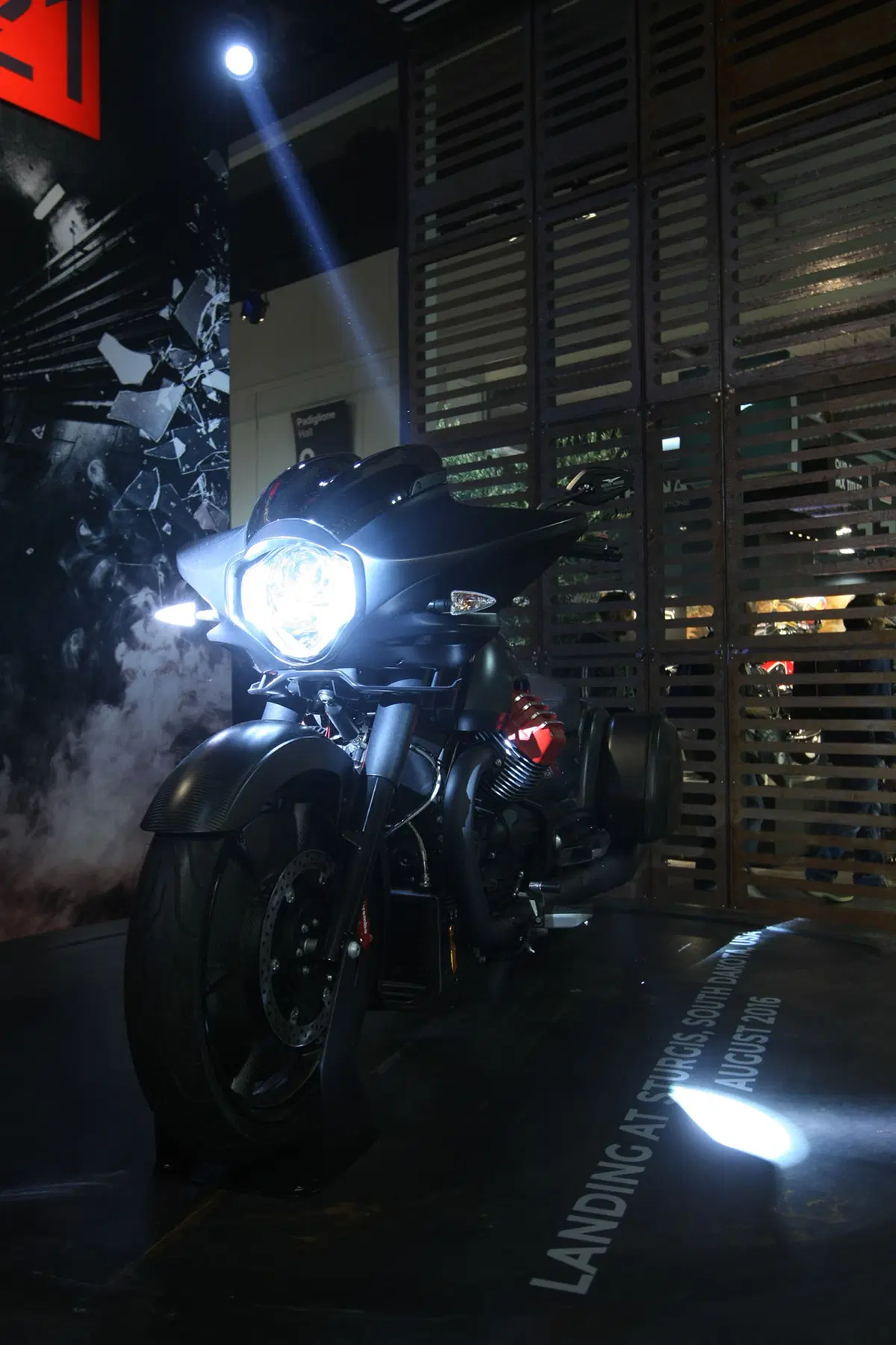 EICMA 2015: Moto Guzzi MGX21 Flying Fortress (7)