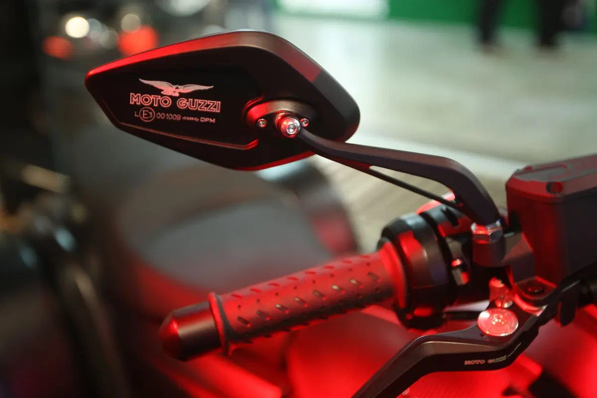 EICMA 2015: Moto Guzzi MGX21 Flying Fortress (8)