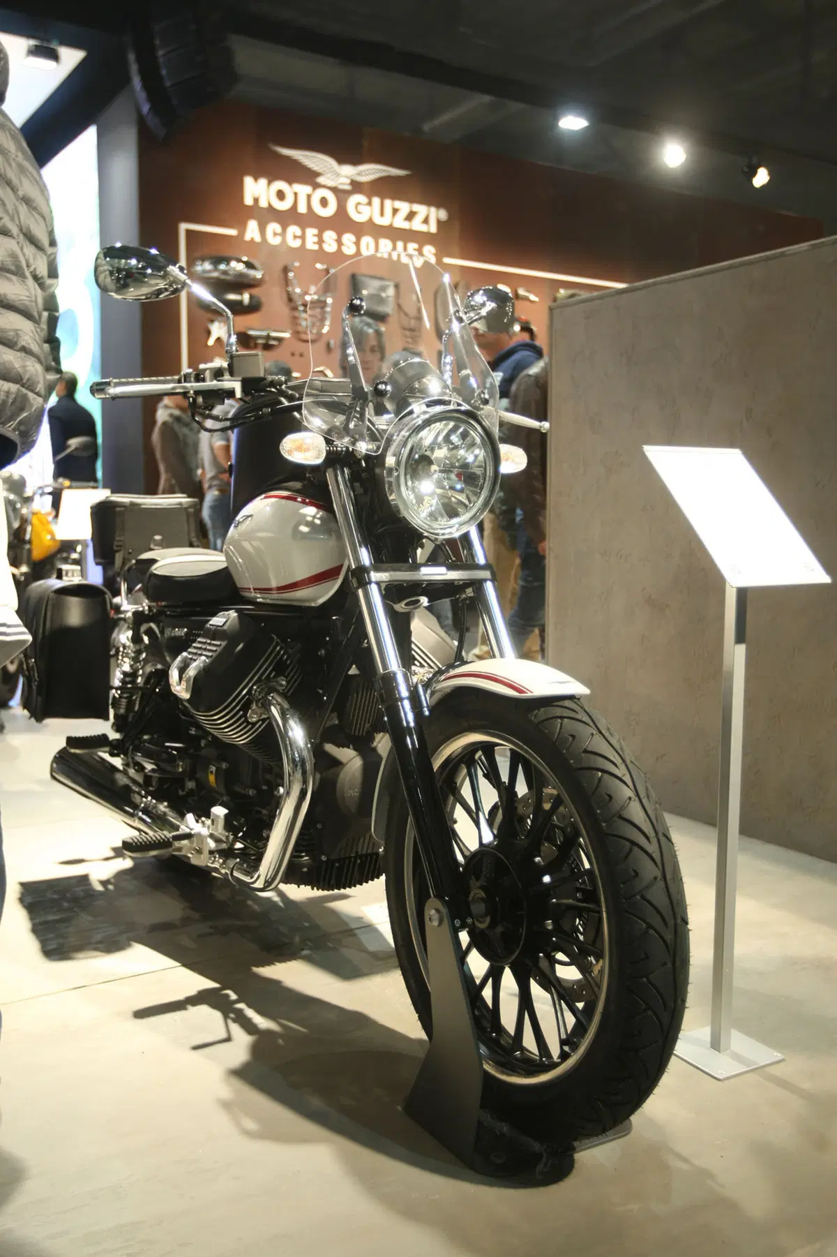 EICMA 2015: Moto Guzzi V9 Roamer