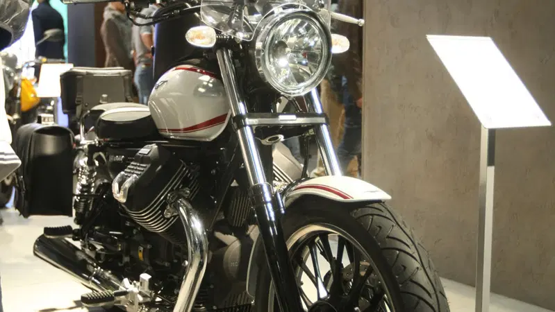 EICMA 2015: Moto Guzzi V9 Roamer