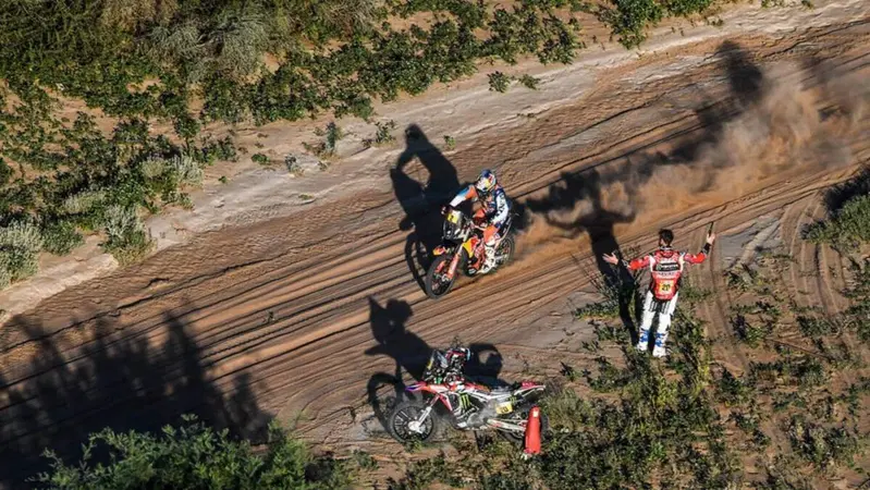 Dakar 2018. Brabec, Ten Brinke, Villagra out; Walkner (KTM) e Sainz (Peugeot) a un passo