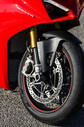 L'avantreno della Panigale V4 S: si notano le sospensioni Ohlins Smart EC 2.0 e la pinza Brembo Stylema