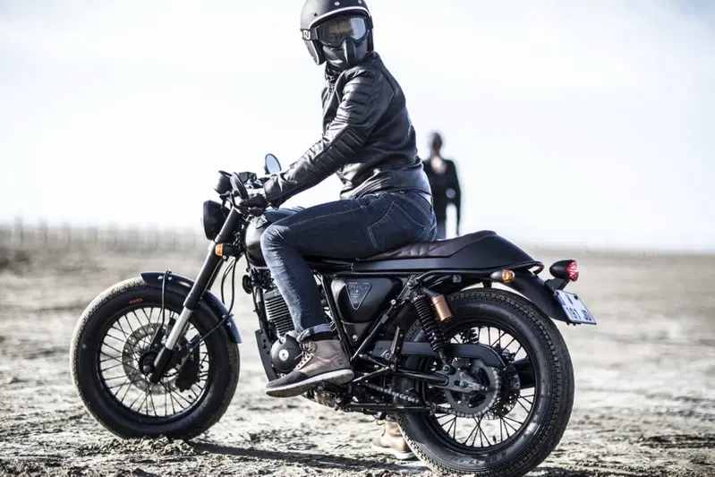 Immagine aggressiva, &ldquo;ignorante&ldquo; quanto basta: &egrave; solo una 125, ma questa Caf&eacute; Racer pensa in grande