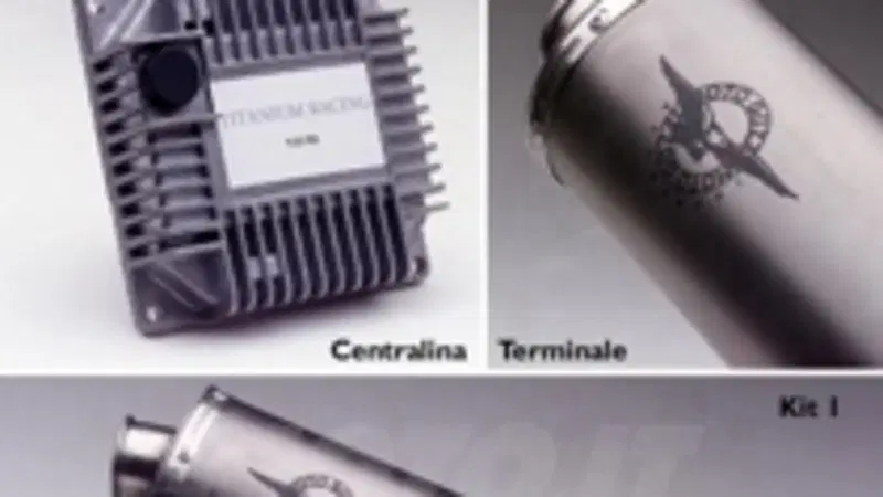 Moto Guzzi V11 nell'Italiano Naked con il kit racing in titanio