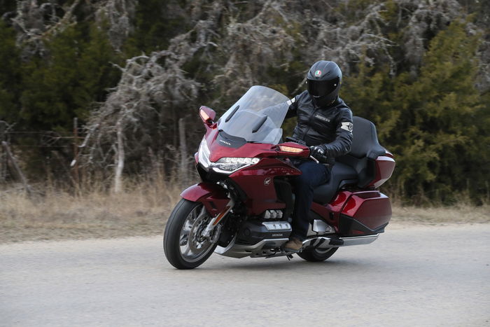 Si è meno svaccati, meno in poltrona. La Gold Wing del 2017 era più comoda, non ci piove. Ma questa si guida meglio