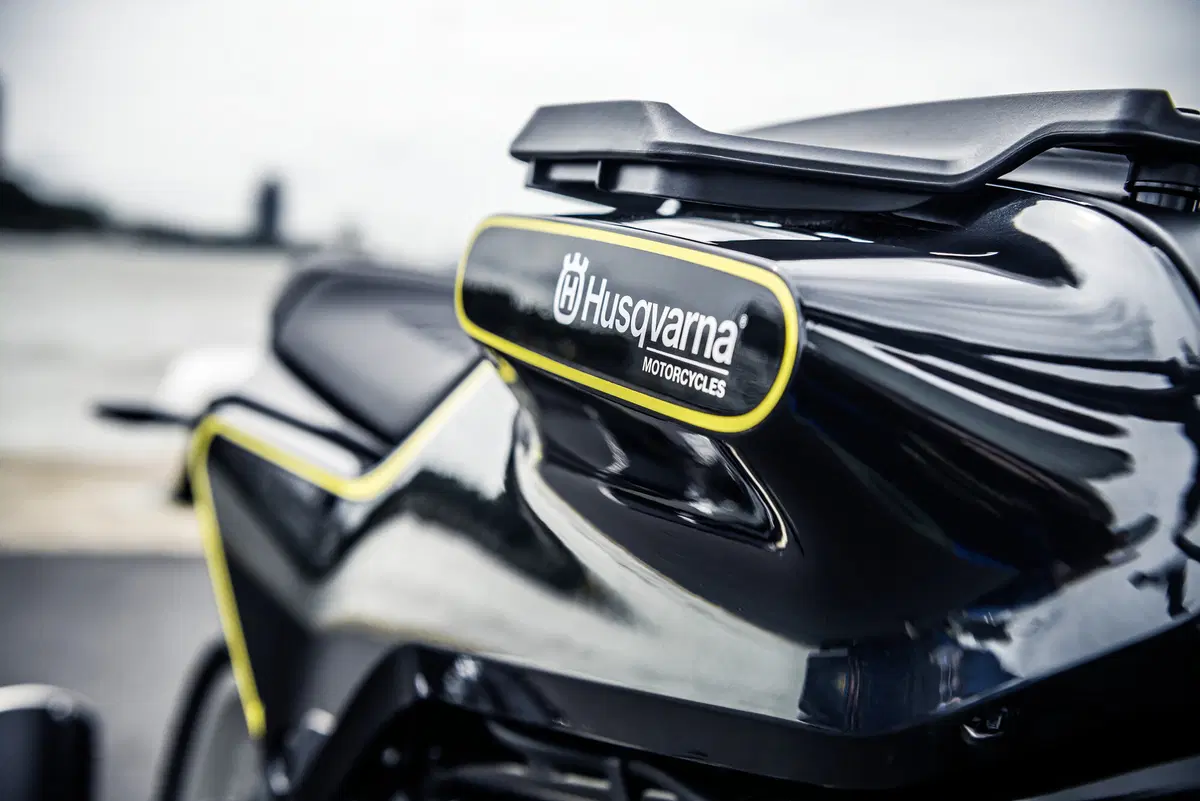 Husqvarna: Vitpilen a Svartpilen in arrivo! Cilindrate e prezzi (17)
