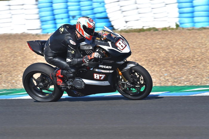 Lorenzo Zanetti in sella alla Panigale V4R sviluppo