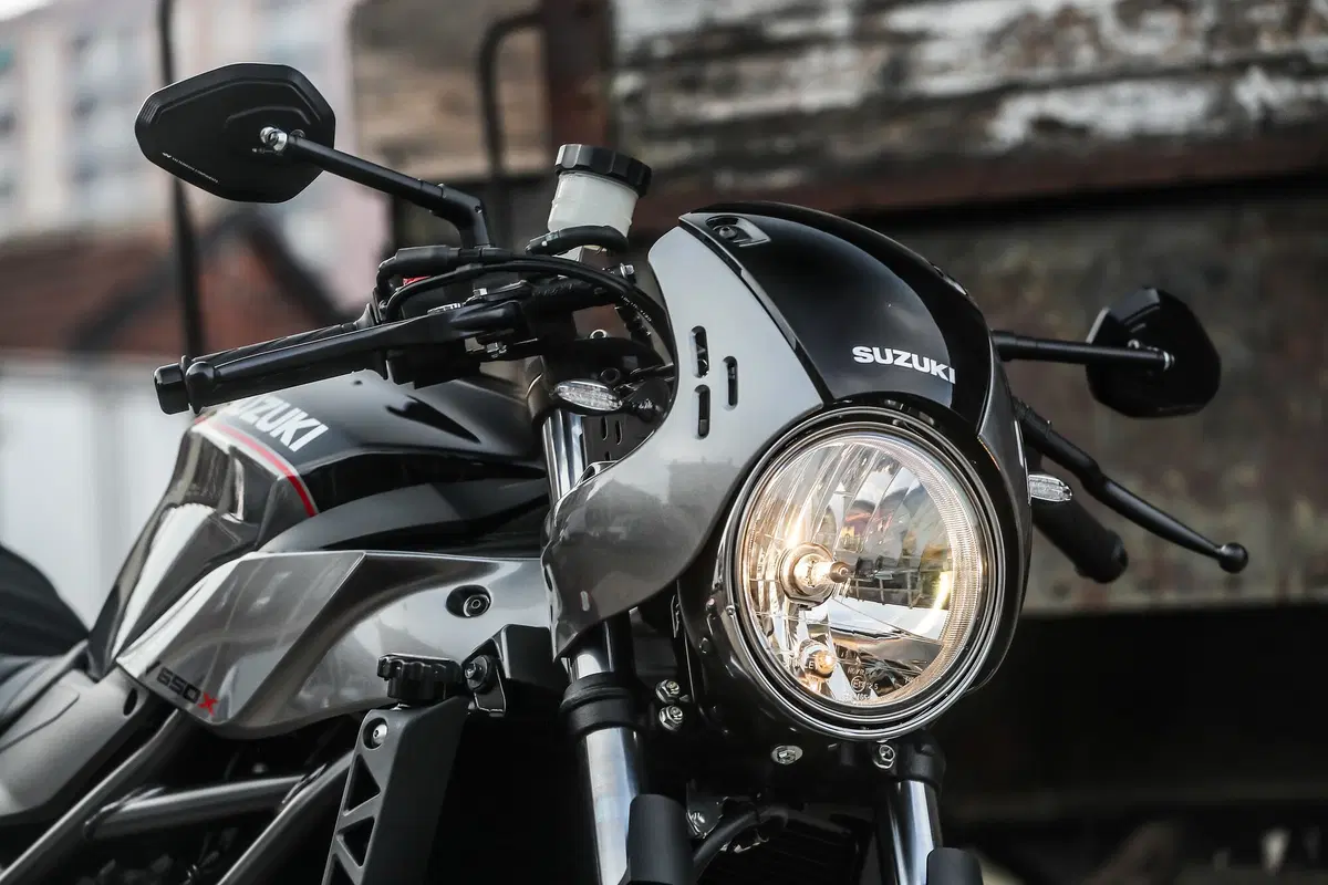 Suzuki SV650X. Il test della cafè racer di Hamamatsu (3)