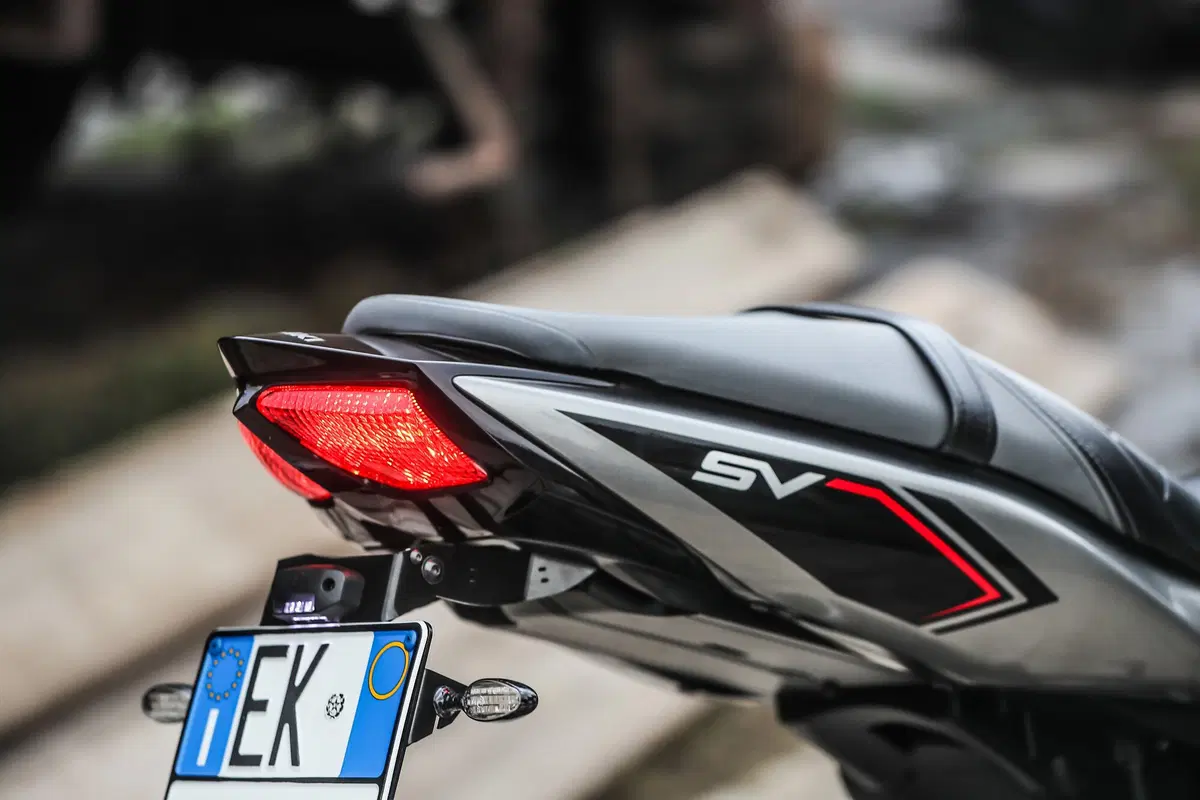 Suzuki SV650X. Il test della cafè racer di Hamamatsu (5)