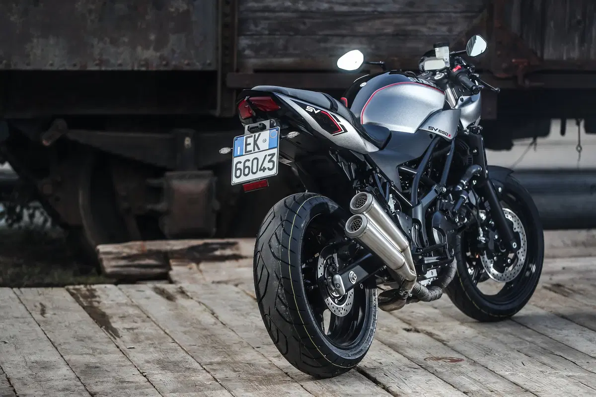 Suzuki SV650X. Il test della cafè racer di Hamamatsu