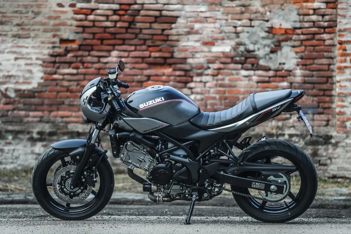 Suzuki SV650X. Il test della cafè racer di Hamamatsu (10)