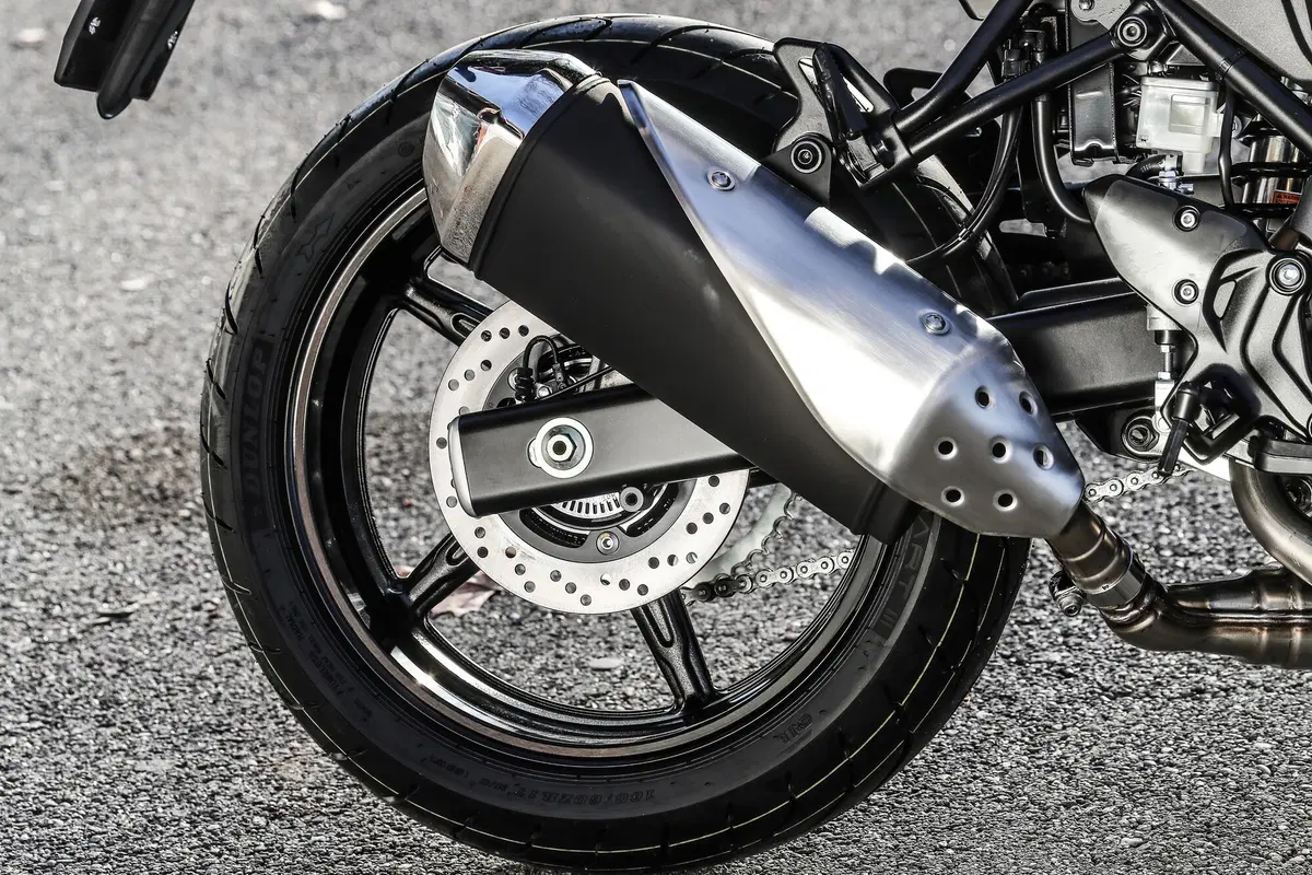 Suzuki SV650X. Il test della cafè racer di Hamamatsu (6)