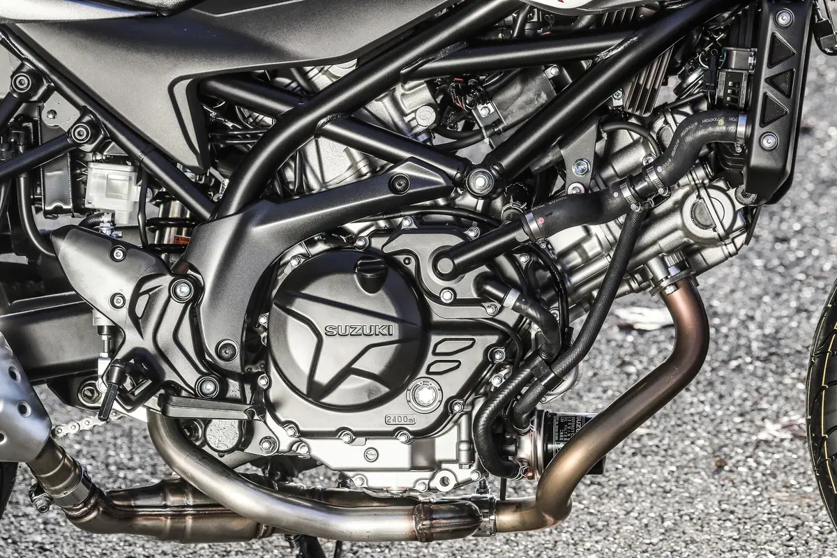 Suzuki SV650X. Il test della cafè racer di Hamamatsu (3)