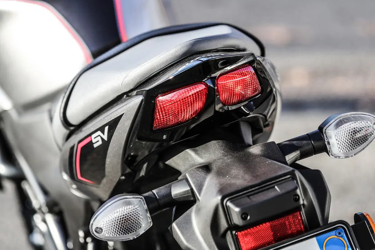 Suzuki SV650X. Il test della cafè racer di Hamamatsu (7)