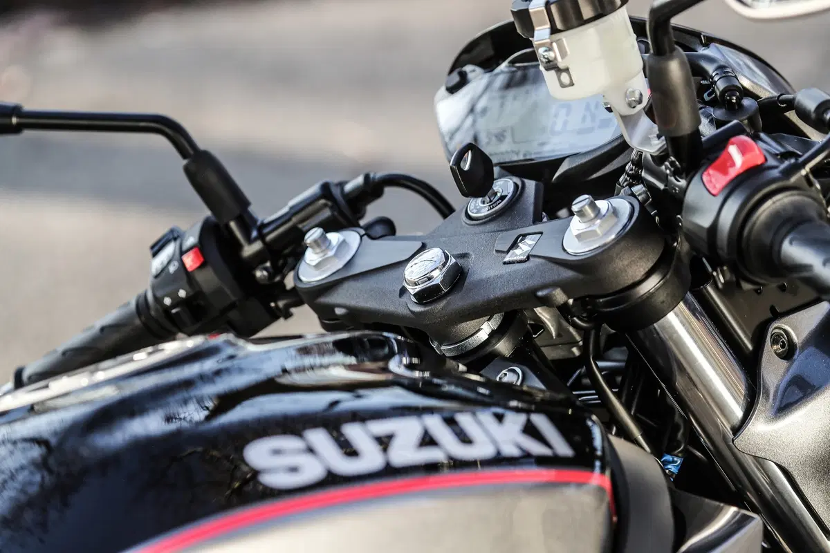 Suzuki SV650X. Il test della cafè racer di Hamamatsu
