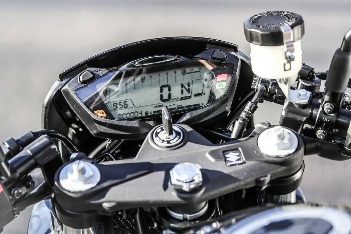 Suzuki SV650X. Il test della cafè racer di Hamamatsu (4)