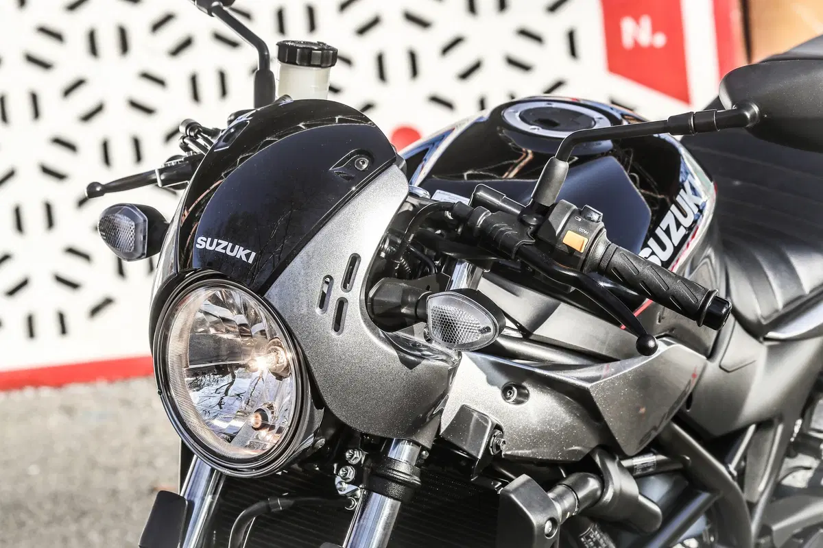 Suzuki SV650X. Il test della cafè racer di Hamamatsu (13)