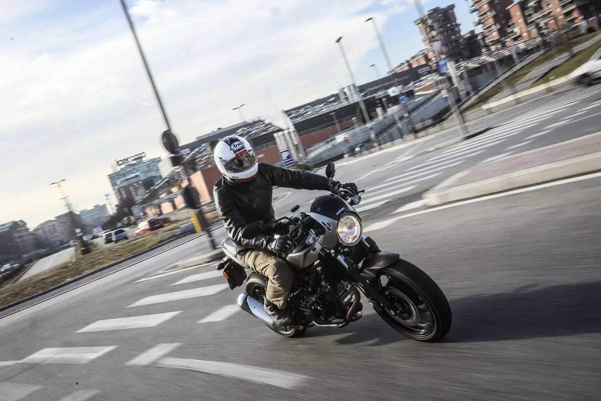 Suzuki SV650X. Il test della cafè racer di Hamamatsu (11)