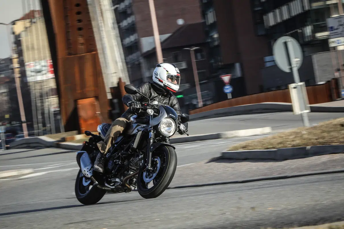 Suzuki SV650X. Il test della cafè racer di Hamamatsu (4)