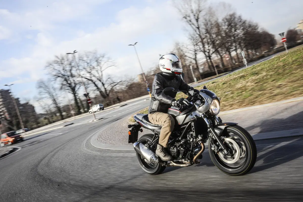 Suzuki SV650X. Il test della cafè racer di Hamamatsu (13)