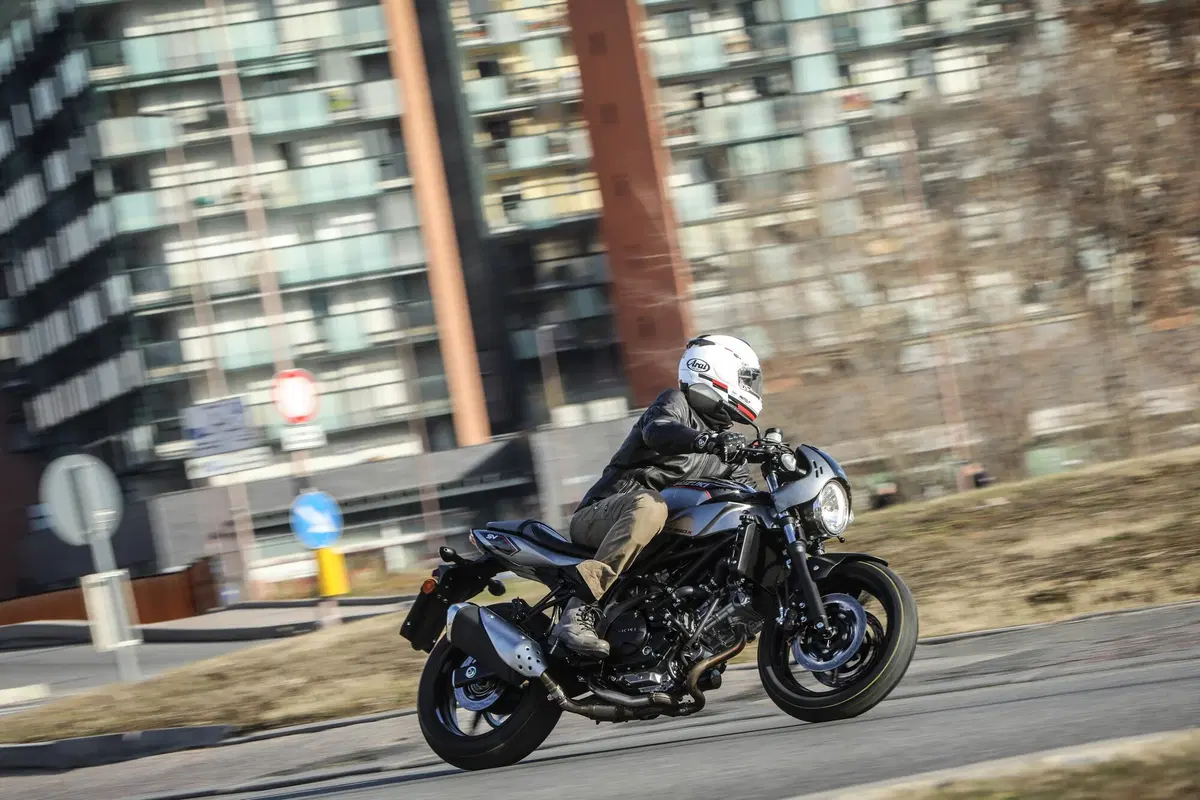 Suzuki SV650X. Il test della cafè racer di Hamamatsu