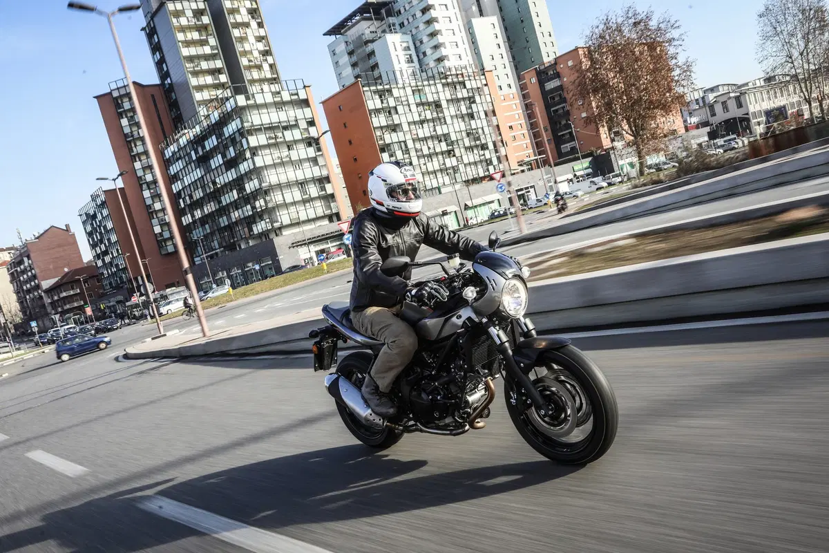 Suzuki SV650X. Il test della cafè racer di Hamamatsu (15)