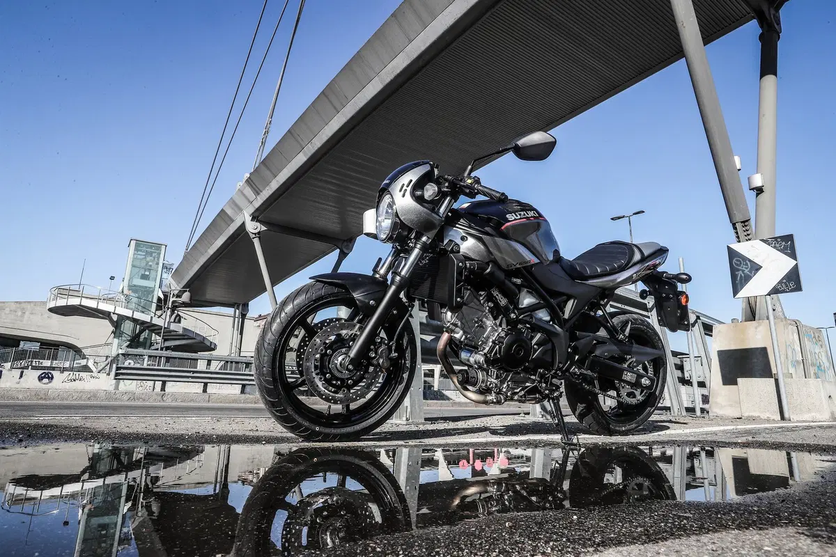 Suzuki SV650X. Il test della cafè racer di Hamamatsu (16)