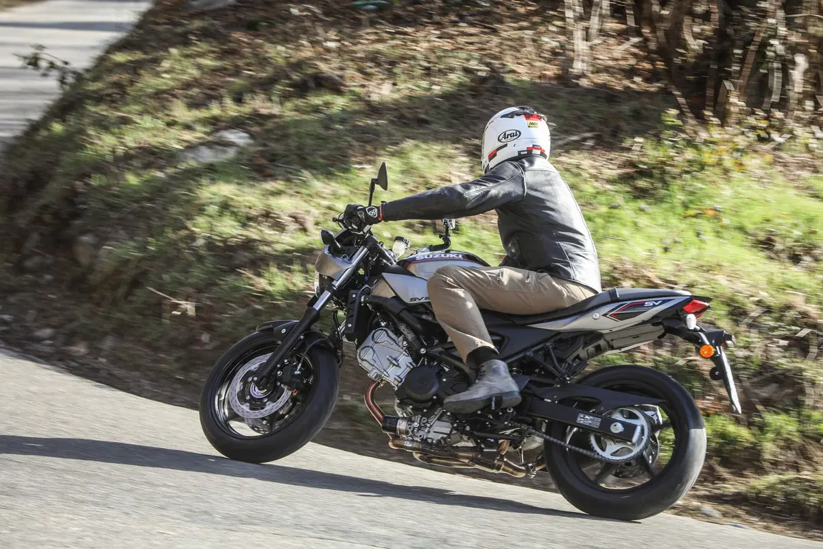 Suzuki SV650X. Il test della cafè racer di Hamamatsu (17)