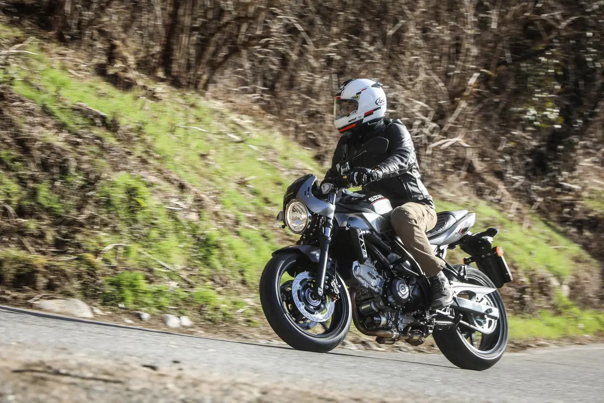 Suzuki SV650X. Il test della cafè racer di Hamamatsu (2)