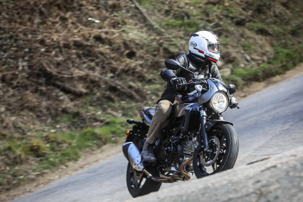 Suzuki SV650X. Il test della cafè racer di Hamamatsu (18)