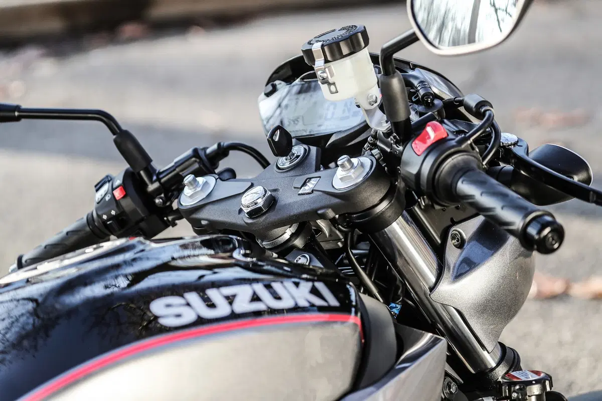 Suzuki SV650X. Il test della cafè racer di Hamamatsu (9)