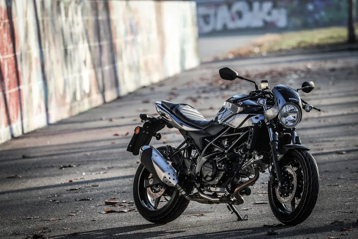 Suzuki SV650X. Il test della cafè racer di Hamamatsu (20)