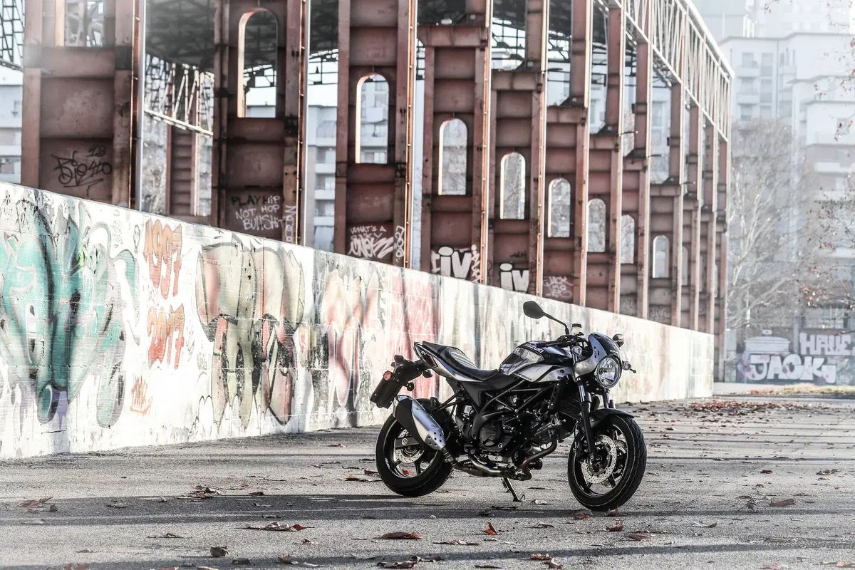 Suzuki SV650X. Il test della cafè racer di Hamamatsu (12)