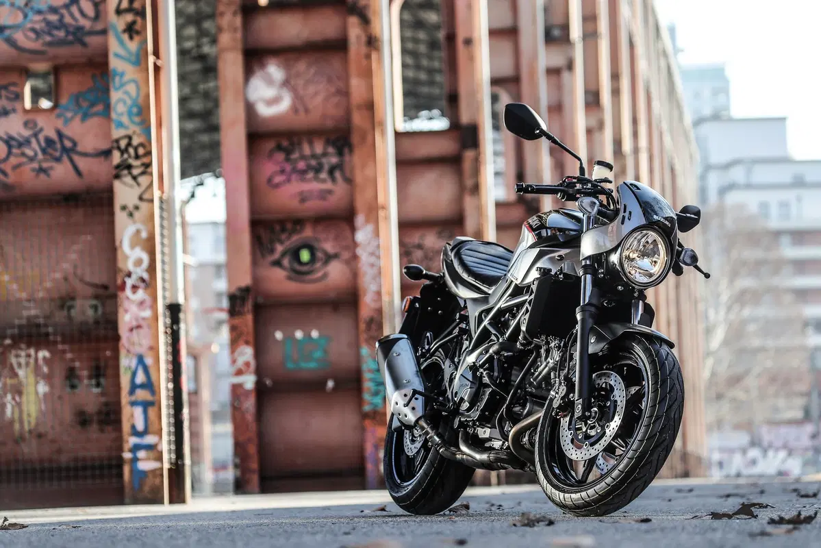 Suzuki SV650X. Il test della cafè racer di Hamamatsu (22)
