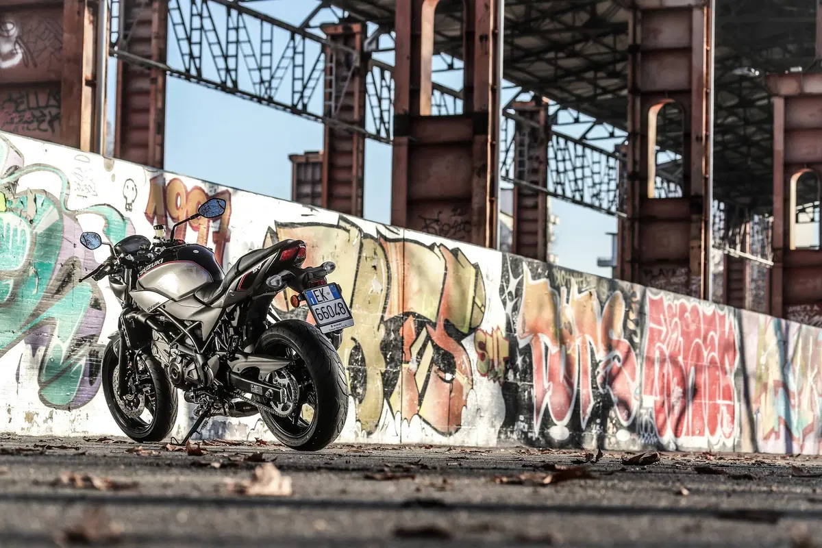 Suzuki SV650X. Il test della cafè racer di Hamamatsu (14)
