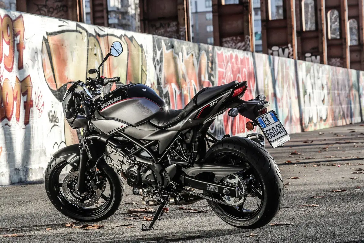 Suzuki SV650X. Il test della cafè racer di Hamamatsu (6)