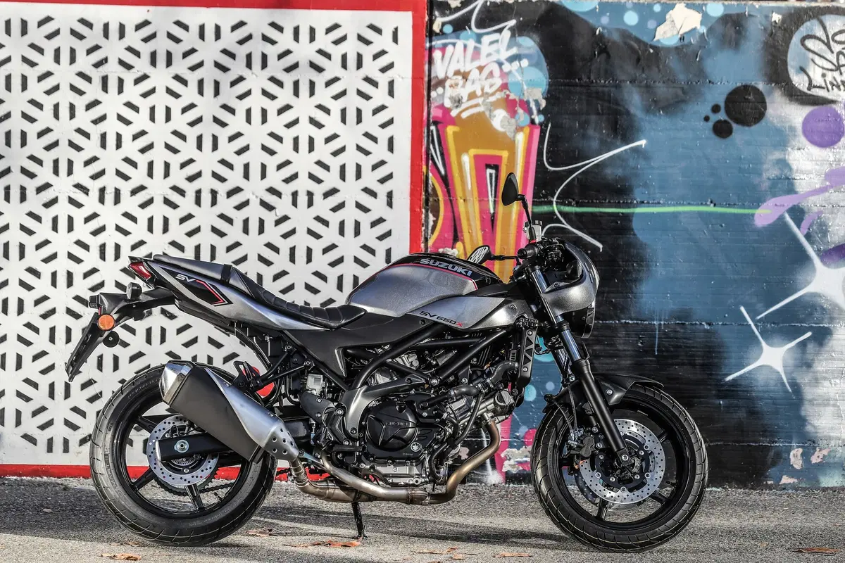 Suzuki SV650X. Il test della cafè racer di Hamamatsu (3)