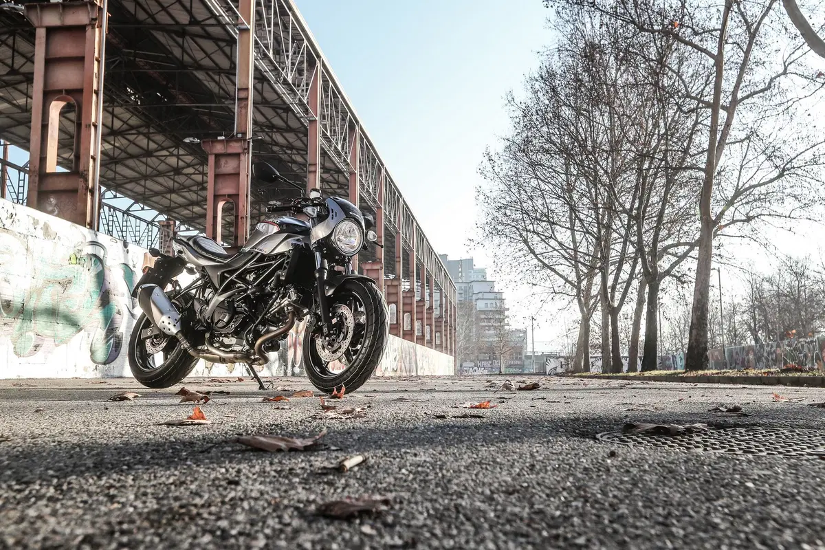 Suzuki SV650X. Il test della cafè racer di Hamamatsu (23)
