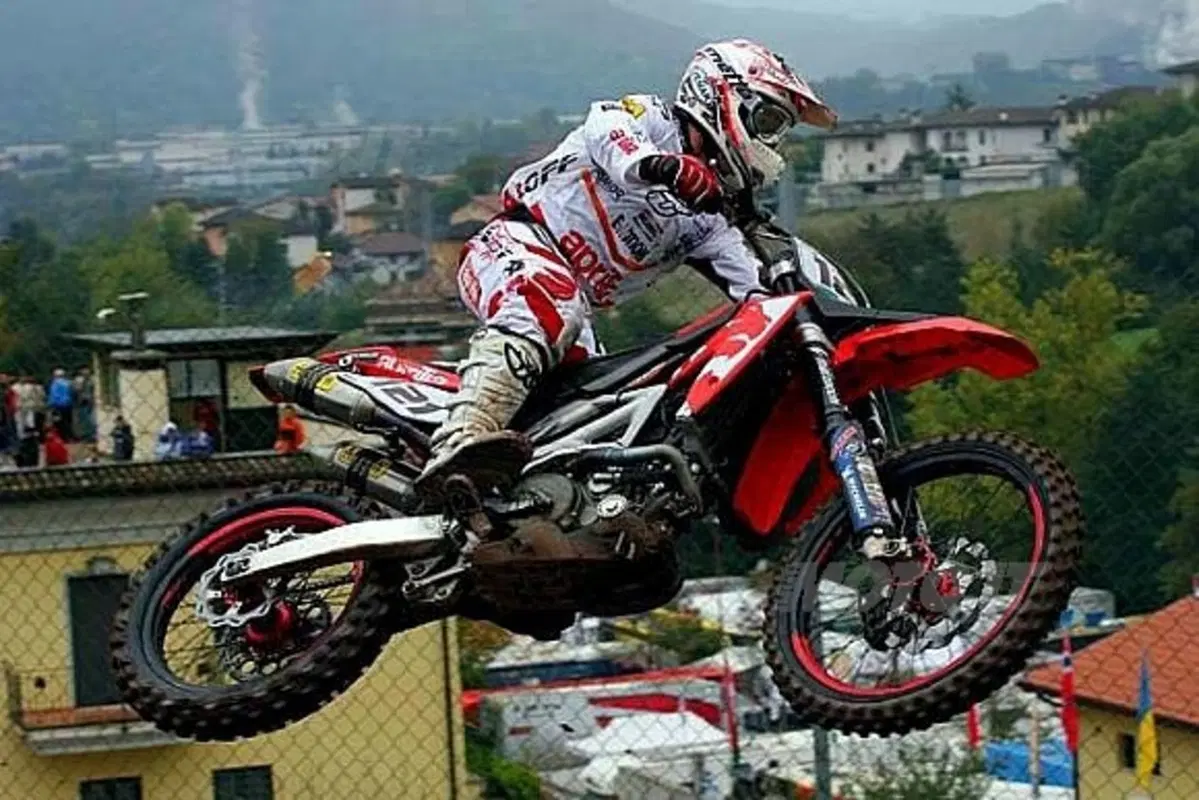 Assoluti d'Italia, Aprilia e Chiodi sul gradino più alto. La prima volta per una bicilindrica