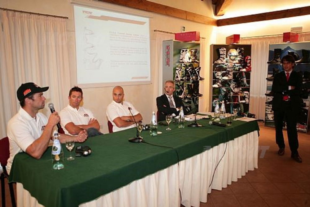 Marco Poloni presenta la gamma 2008 davanti ai campioni TCX