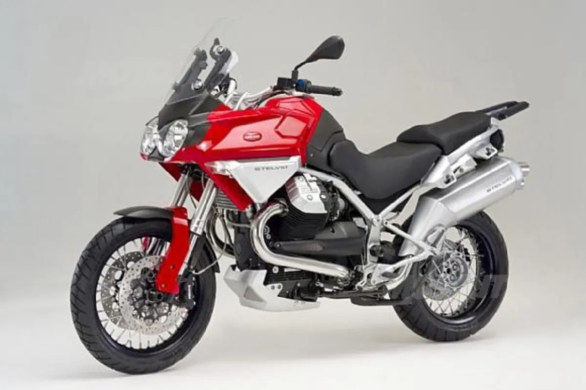 Tante le novità del Gruppo Piaggio. Aprilia presenta Dorsoduro, supermotard da 95 cv. Moto Guzzi int