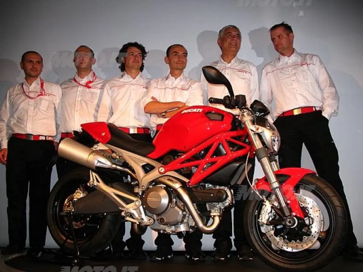 Tolti i veli al nuovo Monster. 696 la sigla, 80 cv per 163 kg i suoi numeri. Anteprima anche per 109